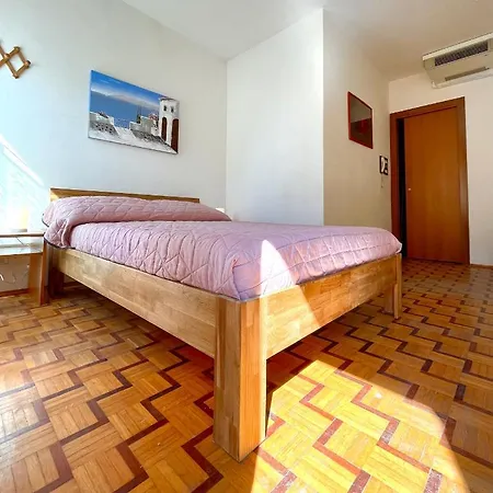 Red House With Lake View * 托里德尔贝纳科